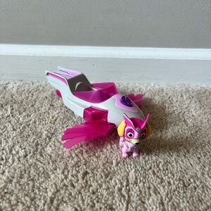 Paw Patrol Mighty Pups Super Paw Deluxe Vehicle with Collectible Figure (Skye)